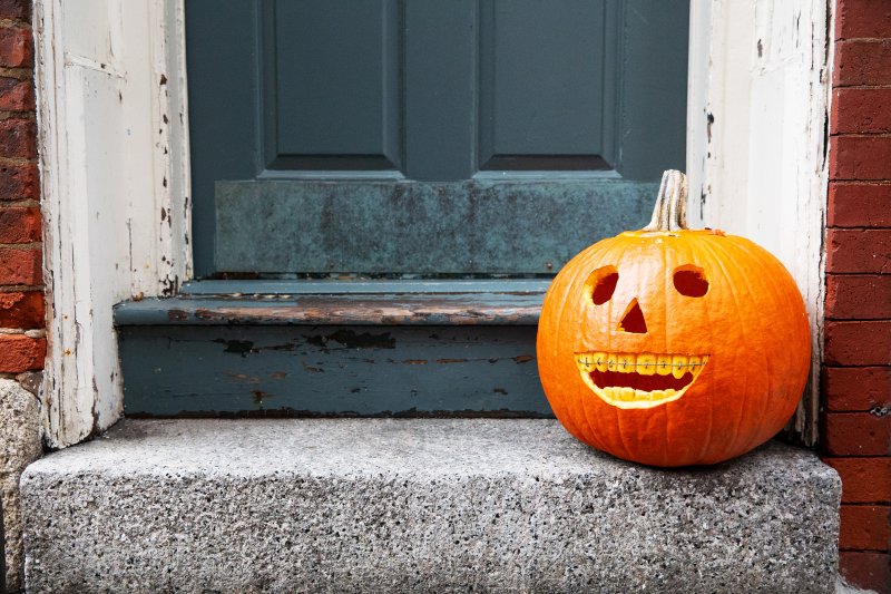 Jack-o-lantern with braces