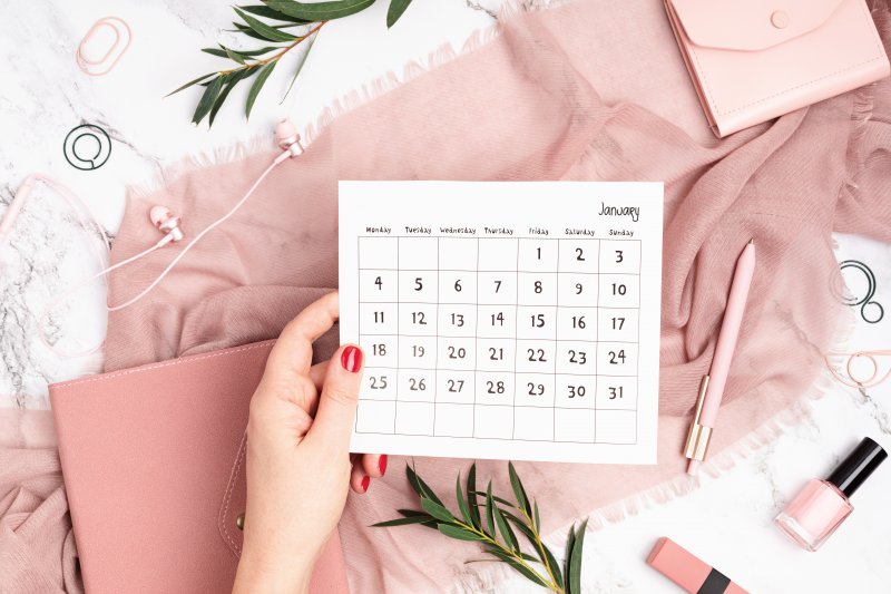 Busy desktop with calendar for January 2021
